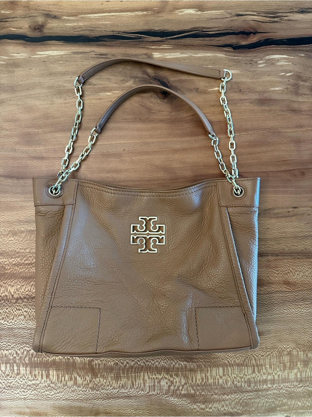 Tory Burch Britten Small Slouchy Tote
Tan Pebbled Leather Gold Chain